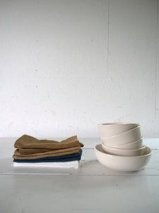 simpe tableware in combination with natural linen napkins by Linge Particulier
