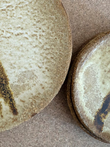 detail of unfinished edge on handmade ceramic tableware plates by Jérôme Hirson