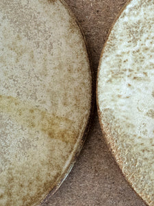 detail of natural clay with engobe on unique dinner plates handmade by Jérôme Hirson