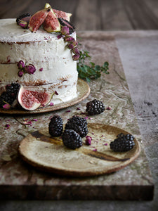 unique plates and naked cake styled and photographed by Annelies De Weerdt Photography